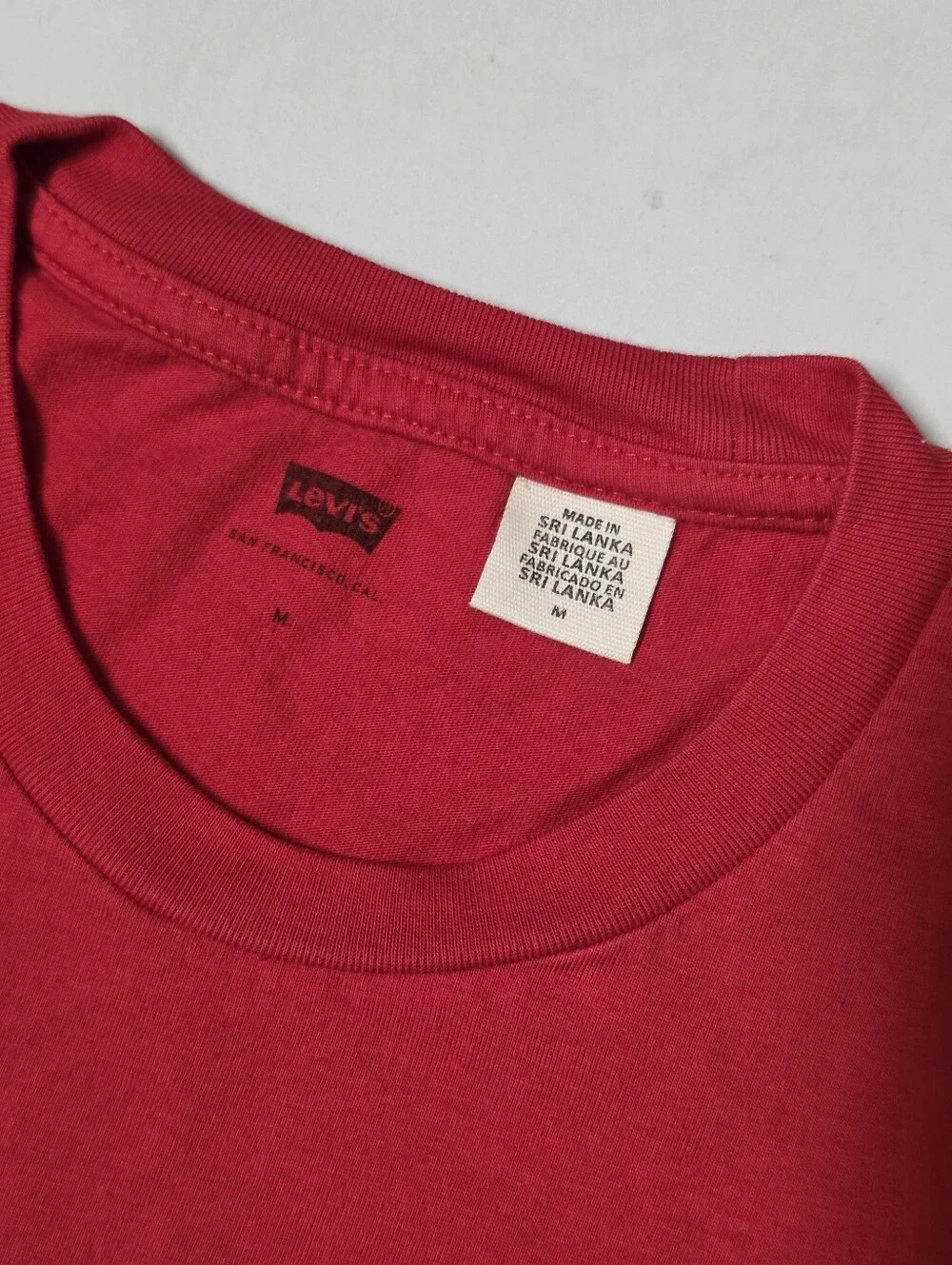 Levi's short-sleeve T-shirt featuring a metallic gold chest logo graphic Sz M